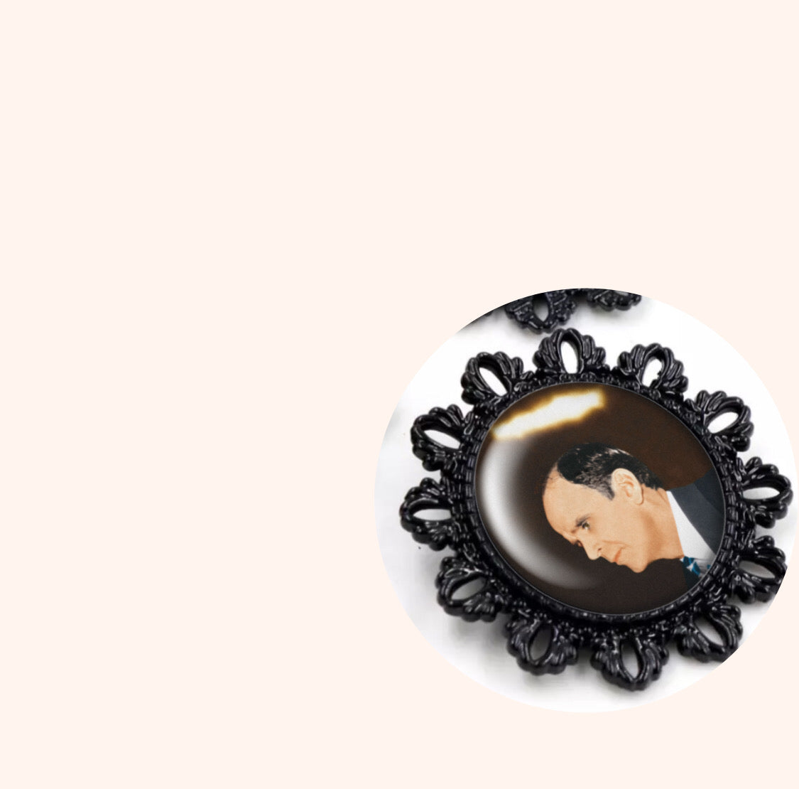 Broche noire style baroque