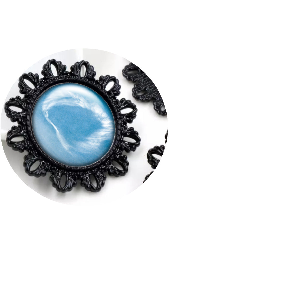 Broche noire style baroque