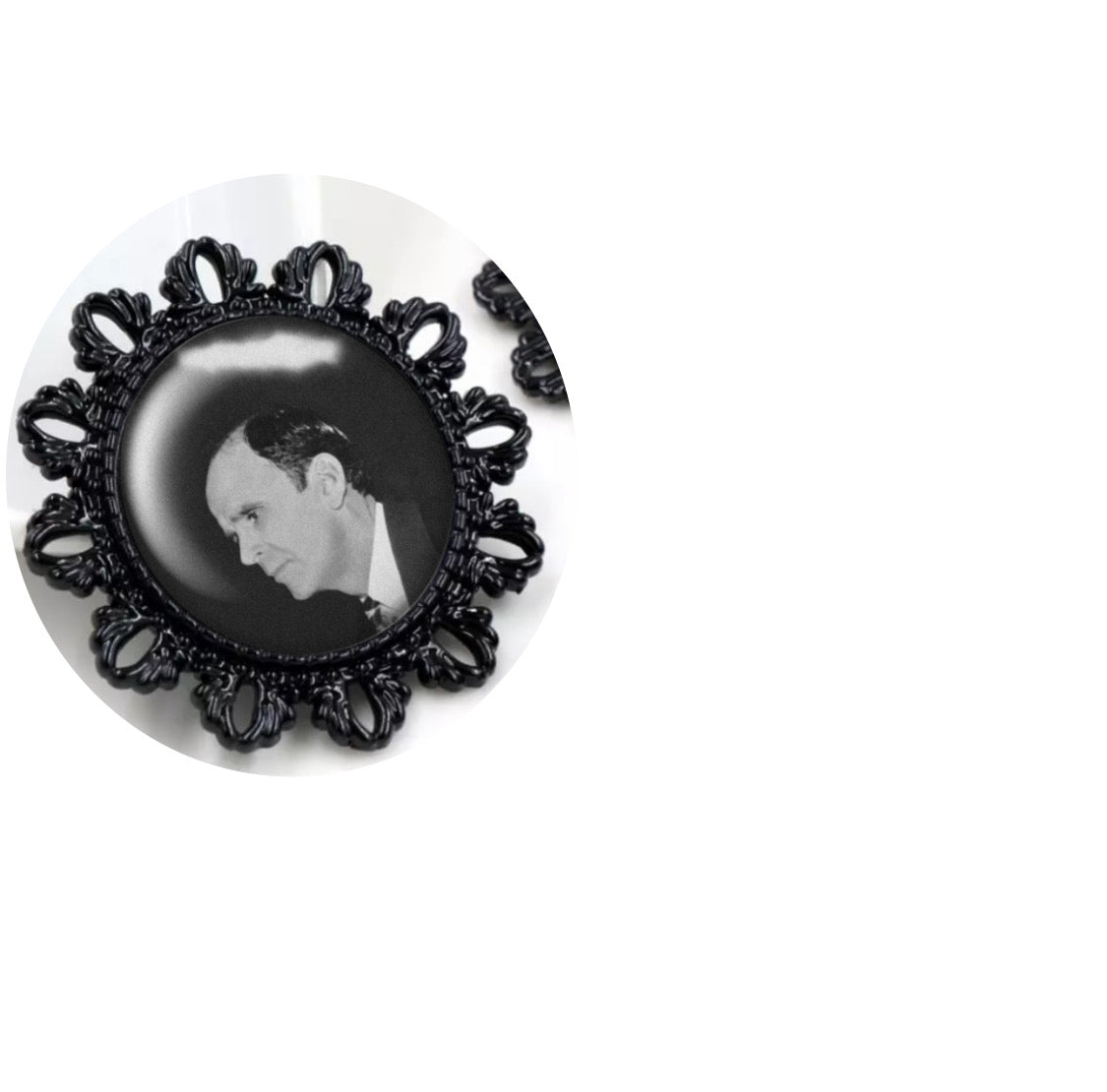 Broche noire style baroque